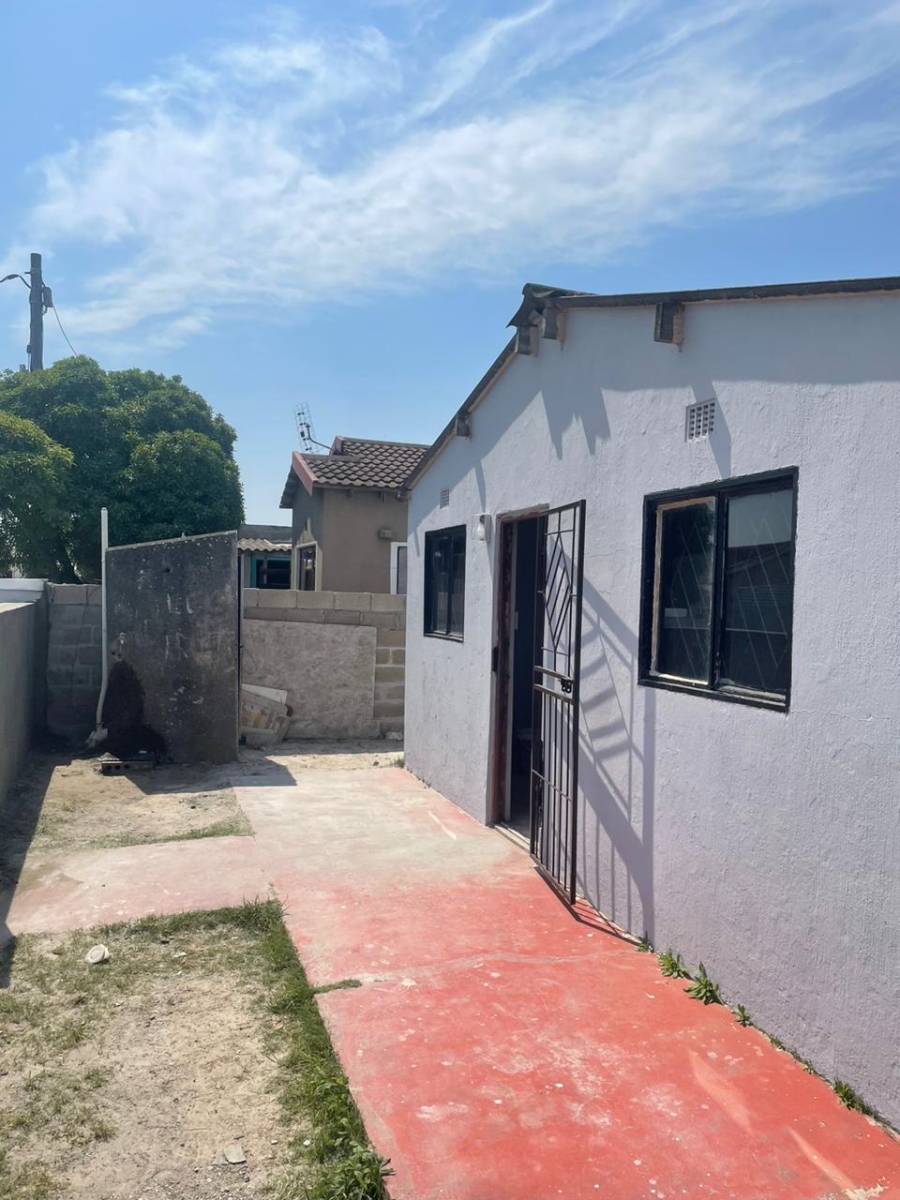 2 Bedroom Property for Sale in Umrhabulo Triangle Western Cape